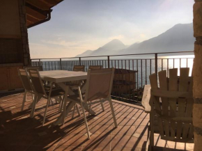 Отель Appartamento DELUXE 1 con vasca idromassaggio vista Lago di Garda, riscaldata, privata e utilizzabile tutto l'anno  Бренцоне